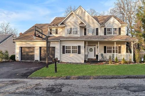 33 Potter Ln, Halesite, NY, 11743-2142 | Card Image