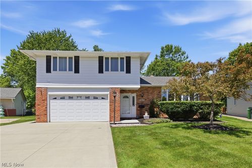 5827 Ashcroft Dr, Mayfield Heights, OH, 44124-3117 | Card Image