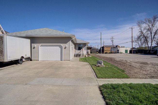 216 48 Avenue W, Home with 2 bedrooms, 2 bathrooms and 2 parking in Claresholm AB | Image 22