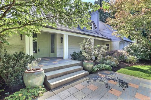 3977 Lexington Ave, Victoria, BC, V8N3Z5 | Card Image