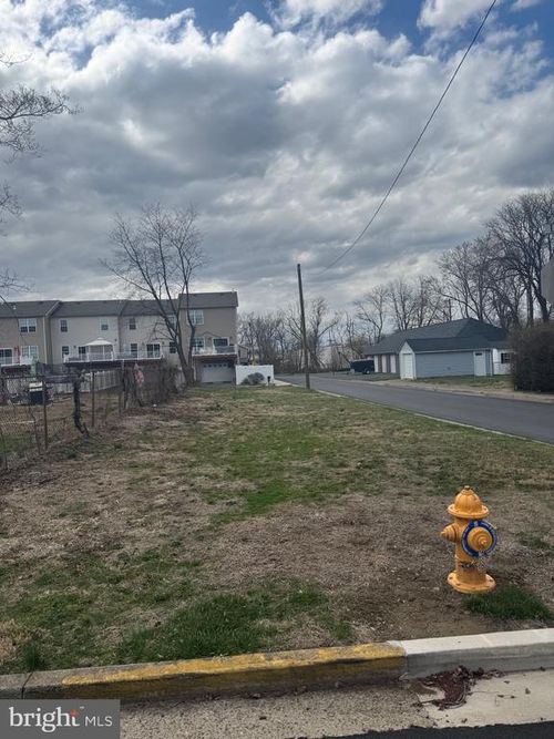 2925 Veterans Hwy, BRISTOL, PA, 19007-1605 | Card Image