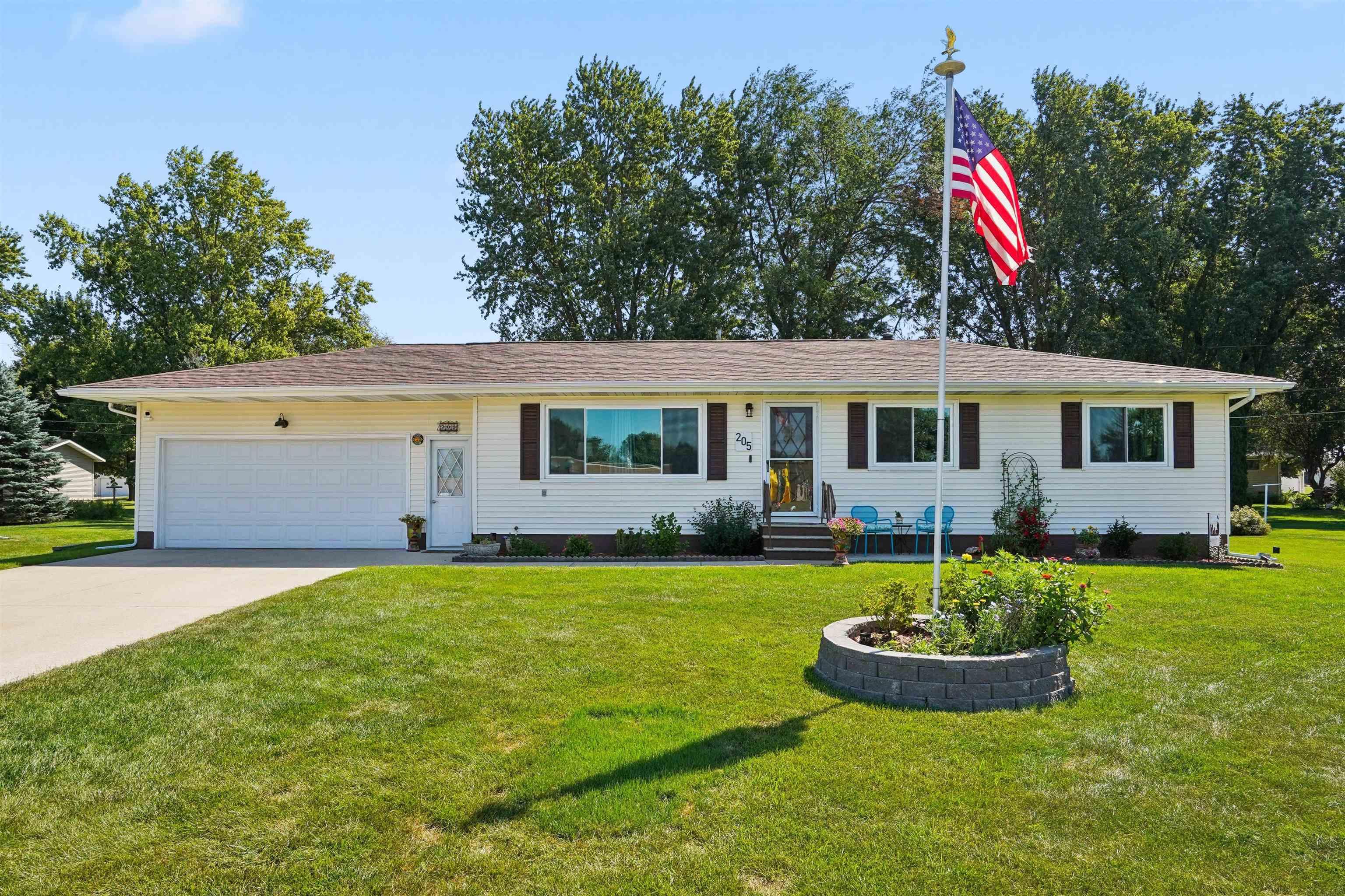 205 6Th St, For Sale in Fairbank - eXp Realty