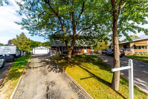 11 Carrington Crt, Hamilton, ON, L9A4N5 | Card Image