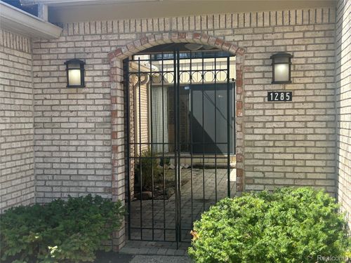1285 Greenglen Ct, Bloomfield Hills, MI, 48304-1232 | Card Image