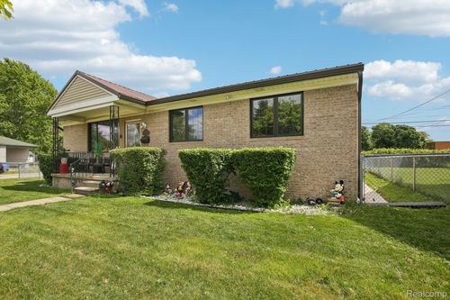 8286 Westminster Ave, Warren, MI, 48089-2927 | Card Image