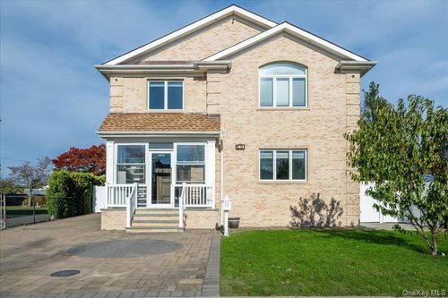 19 8th St, Hicksville, NY, 11801-5401 | Card Image