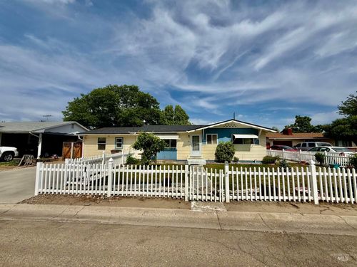 1325 Vista Dr, Emmett, ID, 83617-3327 | Card Image
