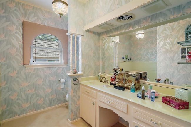 There is lots of counter space in this bathroom. | Image 24