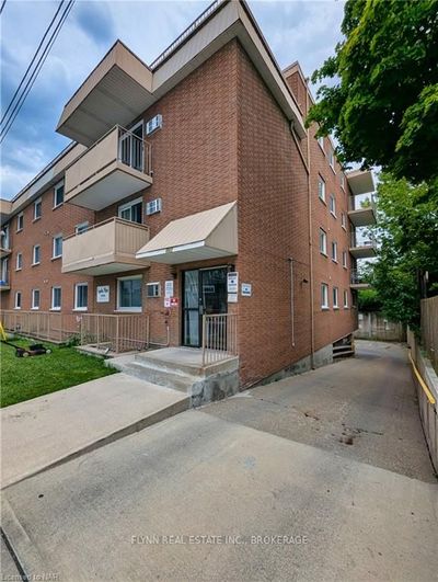 305 - 4692 Crysler Ave, Condo with 2 bedrooms, 1 bathrooms and 1 parking in Niagara Falls ON | Image 2