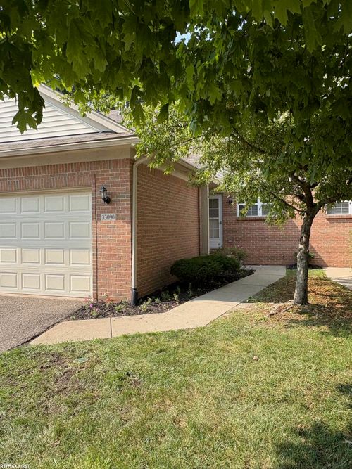 33090 Forest Park Dr, Wayne, MI, 48184-3310 | Card Image