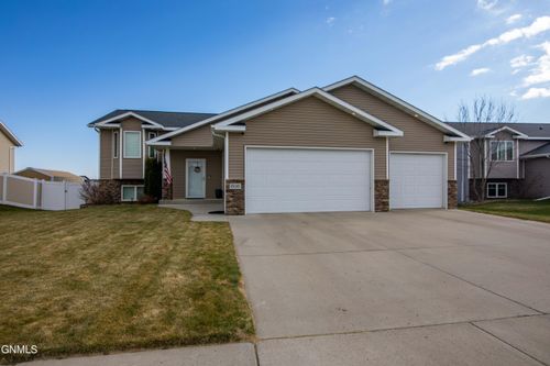 608 14th St Se, Mandan, ND, 58554-4512 | Card Image
