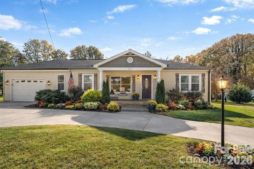 492 14th Avenue Dr Ne, Hickory, NC, 28601-2030 | Card Image