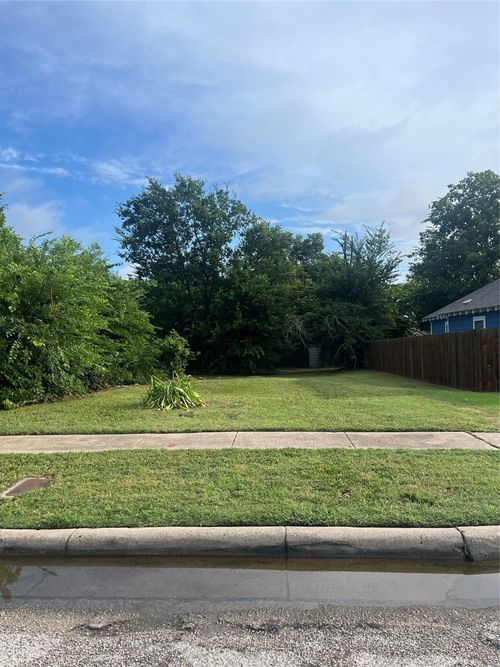 1217 E Tucker St, Fort Worth, TX, 76104-1615 | Card Image