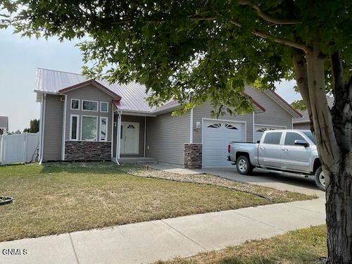 2001 24th St W, Williston, ND, 58801-3130 | Card Image