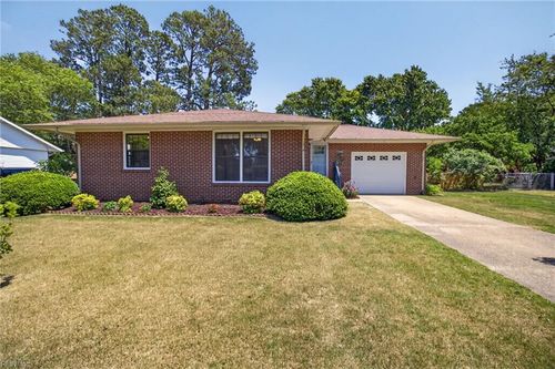 208 Edgewood Dr, Smithfield, VA, 23430-1408 | Card Image