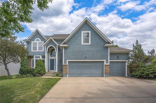 9545 Tallgrass Dr, Lenexa, KS, 66220-3749 | Card Image