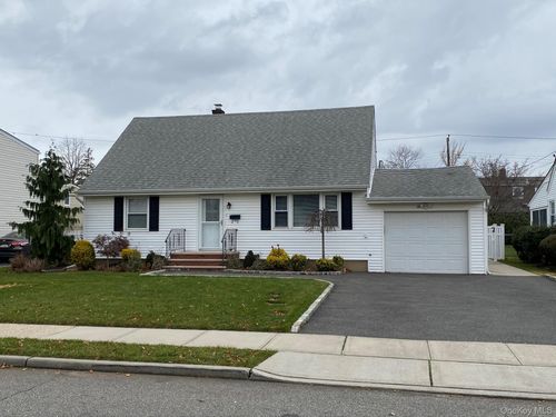 25 Woodhollow Rd, Albertson, NY, 11507-1425 | Card Image