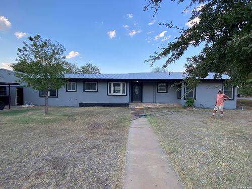 719 E Taft St, Pearsall, TX, 78061-3831 | Card Image