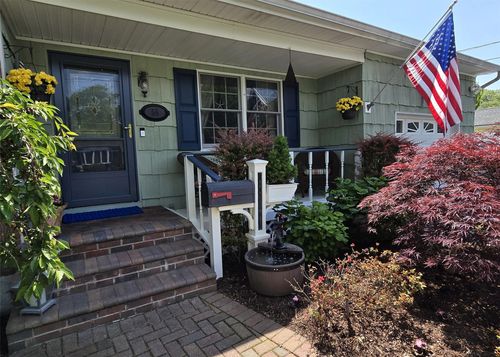 56 5th St, West Sayville, NY, 11796-1102 | Card Image