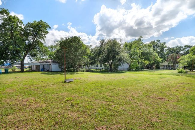 907 N Avenue C, House other with 3 bedrooms, 1 bathrooms and 4 parking in Elgin TX | Image 37