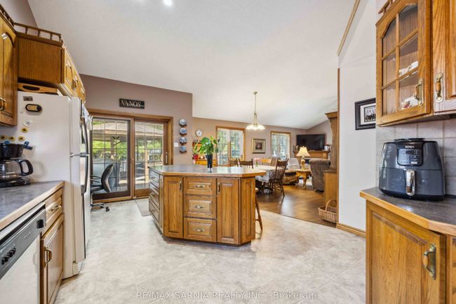 35 Frances Dr, House other with 6 bedrooms, 3 bathrooms and 4 parking in Forest ON | Image 11