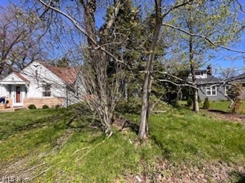 159 Courtland Boulevard, Eastlake, OH, 44095 | Card Image