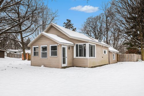 33 Fuller St, Saranac, MI, 48881-9715 | Card Image