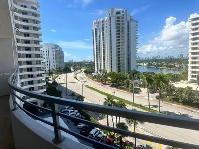 8Z - 5555 Collins Ave, Condo with 2 bedrooms, 2 bathrooms and null parking in Miami Beach FL | Image 3