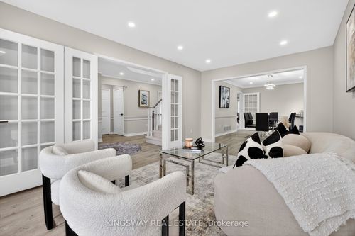 325 Salisbury Lane, Newmarket, ON, L3Y8A6 | Card Image