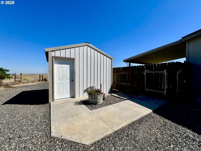32415 E Loop Rd, House other with 3 bedrooms, 2 bathrooms and null parking in Hermiston OR | Image 6