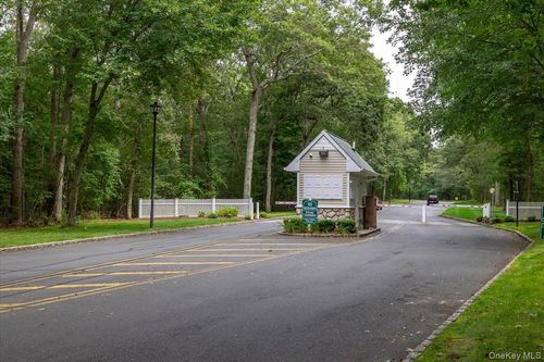 193 Gothic Cir, Manorville, NY, 11949-2622 | Card Image