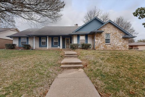 2800 Hedgeway Dr, Arlington, TX, 76016-1529 | Card Image