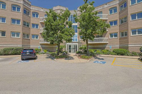 305-170 Manchester Dr, Buffalo Grove, IL, 60089-6764 | Card Image