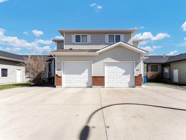 543 Stark Way Se, Home with 4 bedrooms, 3 bathrooms and 2 parking in Medicine Hat AB | Image 2