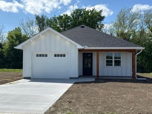 504 Mcguire Dr E, Iola, KS, 66749-7205 | Card Image