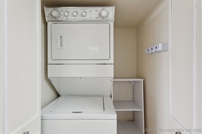Stacked Washer Dryer in Hallway & Stays | Image 9