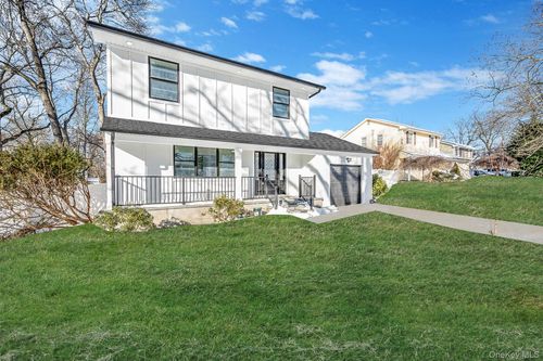 39 E Lyons St, Huntingtn Sta, NY, 11747-1122 | Card Image