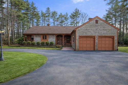 945 Walnut Plain Rd, Rochester, MA, 02770-2126 | Card Image