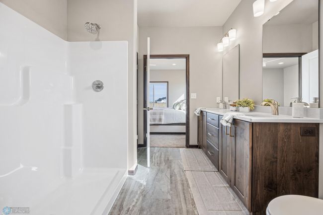 Owner's Private Bath | Image 18