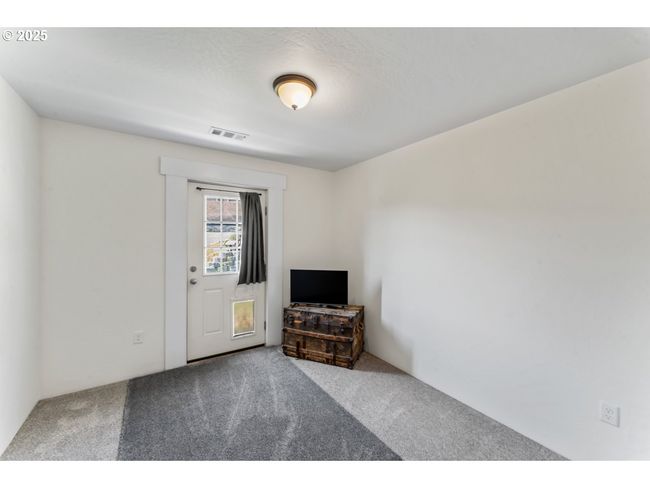 1019 Azure Way, House other with 3 bedrooms, 2 bathrooms and 2 parking in Eagle Point OR | Image 24