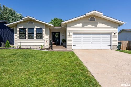 6627 Cresthill Dr, Davenport, IA, 52806-1567 | Card Image