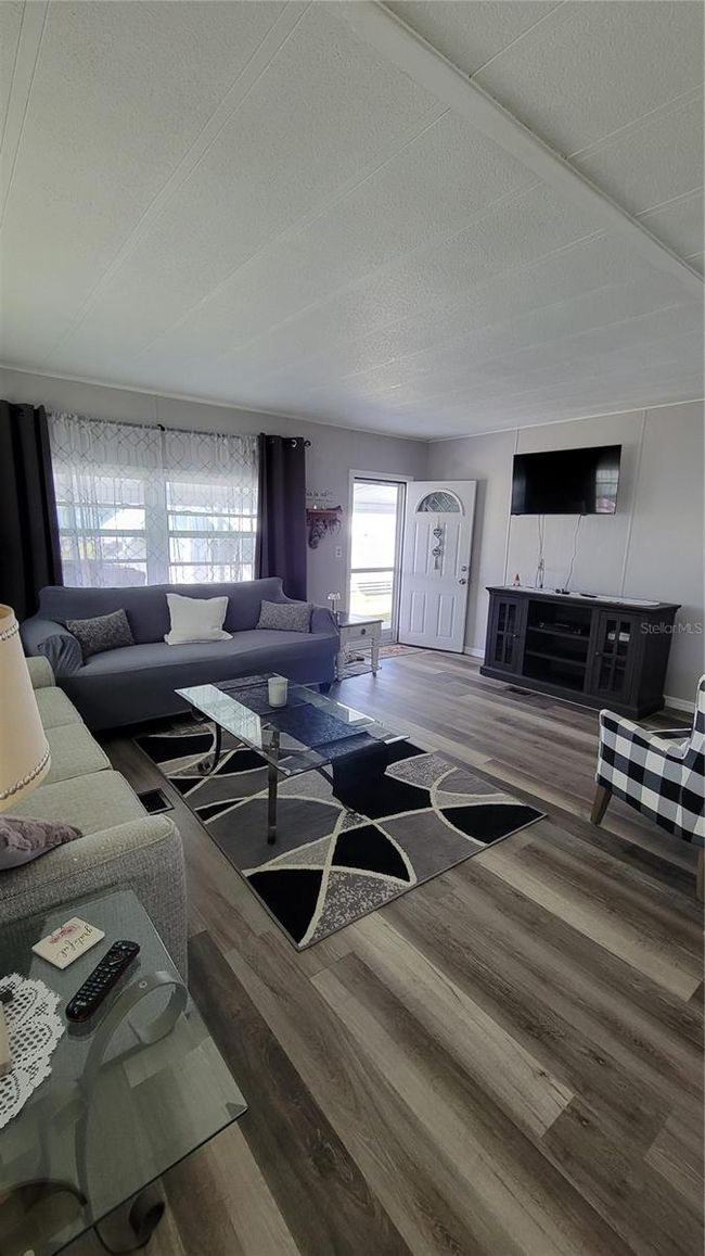 living room | Image 7