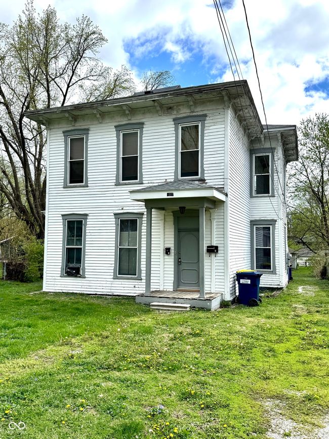 italianate home featuring a front yard | Image 22