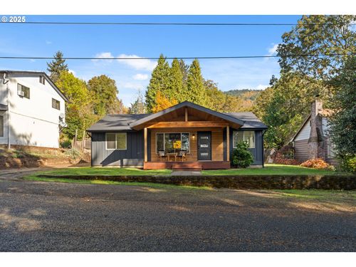 646 Se Oak St, White Salmon, WA, 98672-2129 | Card Image