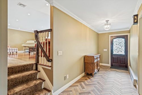 2 Donald St, Bayville, NY, 11709-1019 | Card Image