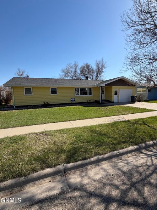 202 3rd Ave Se, Crosby, ND, 58730-3235 | Card Image