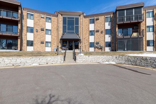 apt-102-2700 Oxford St N, Roseville, MN, 55113-2030 | Card Image