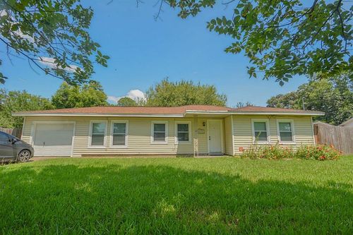 116 Texas Ave, League City, TX, 77573-4214 | Card Image