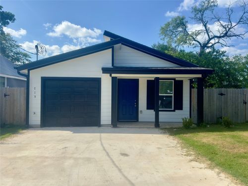 715 E Live Oak St, Lockhart, TX, 78644-2821 | Card Image