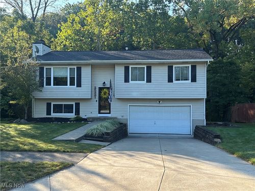 25331 Tyndall Falls Dr, Olmsted Falls, OH, 44138-2770 | Card Image